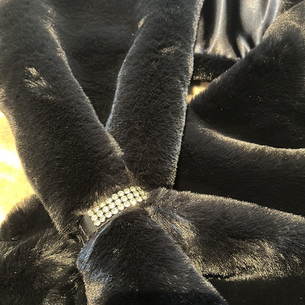 Frank Lyman Black Shawl - Picture 4 of 9